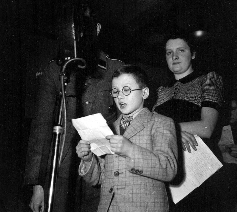 Recording by Radio Bruxelles of family messages for the volunteers on the Eastern Front, 1940-1945, Collection CegeSoma, Photo 24655.
