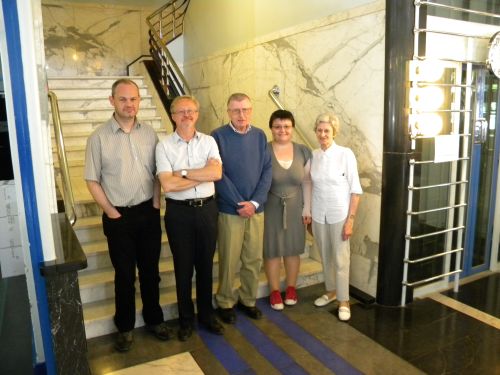 Cinq des bénévoles du Cegesoma (de gauche à droite : Nico Theunissen, Paul Bertiau, Gilbert Waeyenbergh, Tatiana Sîrbu et Mania Kozyreff).
