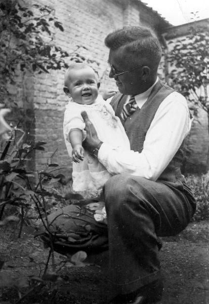 Sint-Niklaas, July 1940, Hildegard with her dad, after his return from internment, Fund war children, daily life in Flanders (1940-1945), CegeSoma/AGR, reserved rights, photo N° 258.494. #CRLF#