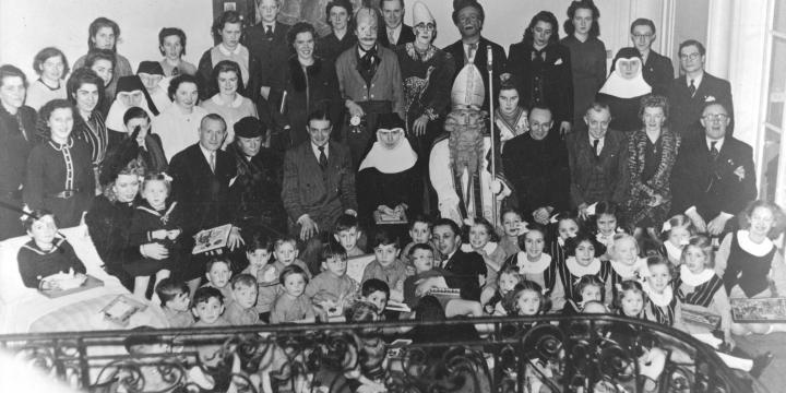 Group photo taken during the first Saint Nicholas party of Les Invalides Prévoyants organised at the Œuvre des "Petites Abeilles" by the Cercle "Le Turgouin". 1941. (547-2814 AA2218, no. 39). Reserved rights CegeSoma/State Archives.