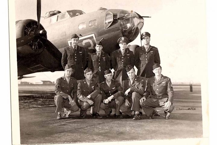 Monroe Gordon (à l'extrême gauche à l’arrière) devant le Dollie Madison, février 1944  (Collection privée de la famille Katz)