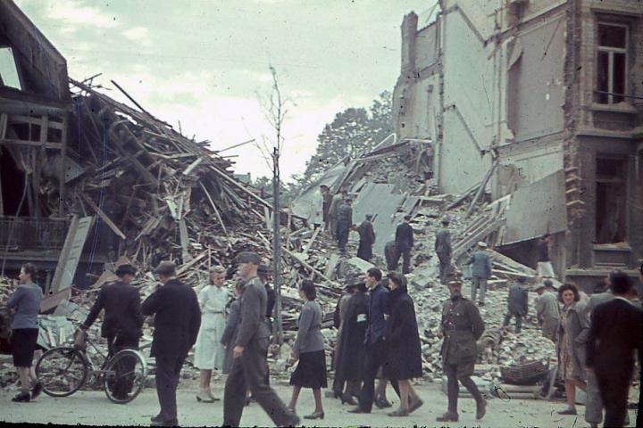 Bruxelles pendant la Seconde Guerre mondiale : maisons bombardées, [1940-1945], Photo n°287378, Col. A. Tourovets, copyrights CegeSoma/Archives de l'Etat.