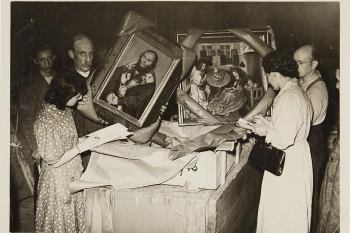 Graphopresse, storage of paintings by Lucas Cranach and Robert Campin during World War II, Augustus 1939 at the Royal Museums of Fine Arts of Belgium, silver gelatin print, 12.9 x 17.9 cm, Photo collection Ruth and Peter Herzog, inv. no.: L0025_F9 © Collection by Jacques Herzog and Pierre de Meuron Kabinett, Basel, 2025