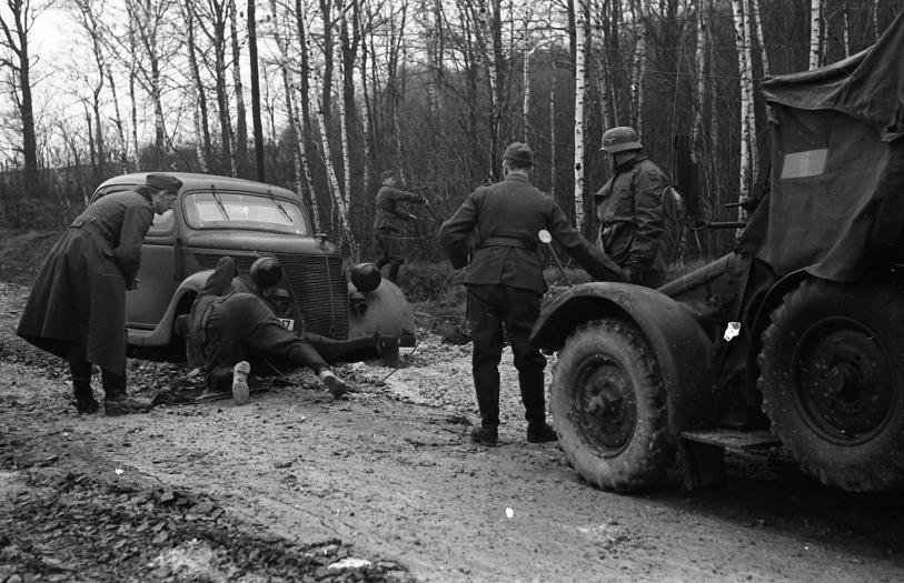 German soldiers help Müller somewhere in France (near Airaines?) (3119, nr. 36) (c) Peter Müller German soldiers help Müller somewhere in France (near Airaines?) (3119, nr. 36) (c) Peter Müller