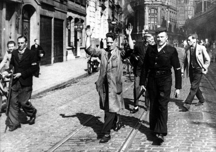 Anvers. Arrestation de collaborateurs dans la Pelikaanstraat le 4/9/1944. Photo n° 28.403, droits réservés CegeSoma/Archives de l’Etat. Anvers. Arrestation de collaborateurs dans la Pelikaanstraat le 4/9/1944. Photo n° 28.403, droits réservés CegeSoma/Archives de l’Etat.