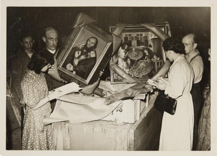Graphopresse, storage of paintings by Lucas Cranach and Robert Campin during World War II, Augustus 1939 at the Royal Museums of Fine Arts of Belgium, silver gelatin print, 12.9 x 17.9 cm, Photo collection Ruth and Peter Herzog, inv. no.: L0025_F9 © Collection by Jacques Herzog and Pierre de Meuron Kabinett, Basel, 2025