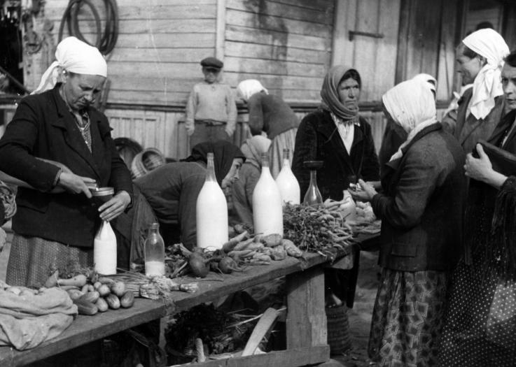 Markt van Kiev, zuivelkraam, 13.9.1943, foto nr. 594104, coll. Sipho, copyrights CegeSoma. Markt van Kiev, zuivelkraam, 13.9.1943, foto nr. 594104, coll. Sipho, copyrights CegeSoma.