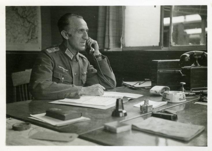 Un officier allemand dans un bureau belge à la gare de Mons. La Wehrmacht Verkehrs Direktion prend en charge de manière agressive des pans entiers de la gestion stratégique et opérationnelle de la SNCB. Source : collection privée Paul Pastiels.