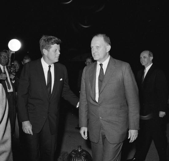 Le président John F. Kennedy s'entretient avec le secrétaire au Trésor C. Douglas Dillon au retour de la délégation à la Conférence économique et sociale interaméricaine de Punta del Este, sur la pelouse sud de la Maison Blanche, Washington, D.C. Le secrétaire d'État Dean Rusk regarde derrière le secrétaire Dillon. 19 août 1961. Robert Knudsen. Photographies de la Maison Blanche. John F. Kennedy Presidential Library and Museum, Boston. Domaine public.